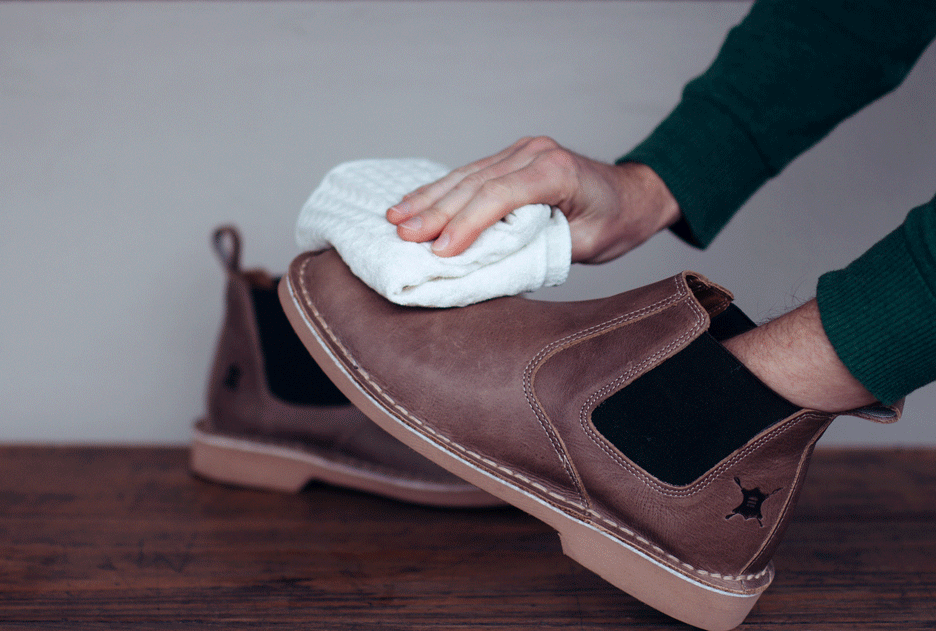 خشک-کردن-کفش-چرم-با-دستمال